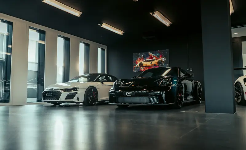 Showroom im Black Office Widnau mit Audi R8 und Porsche