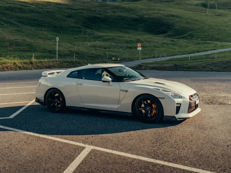 Nissan GT-R in un parcheggio sulle Alpi