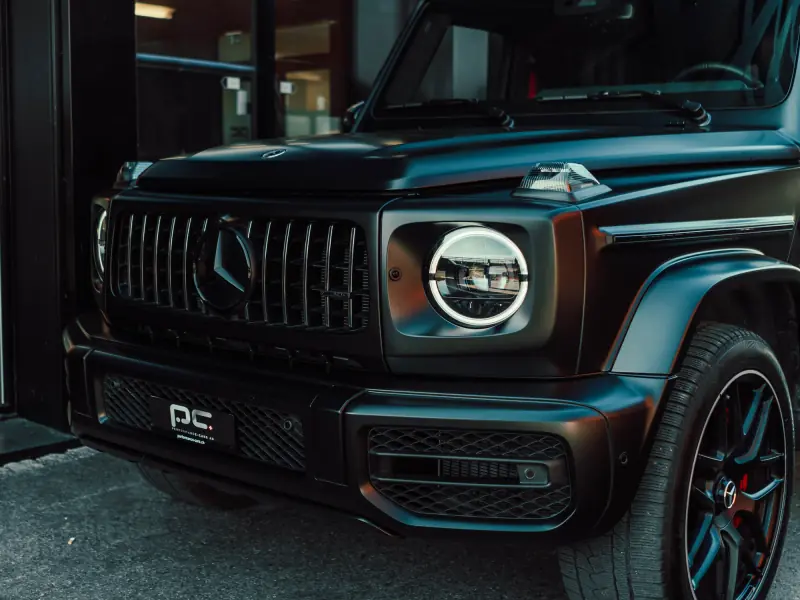Mercedes-AMG G 63 davanti a un edificio per uffici