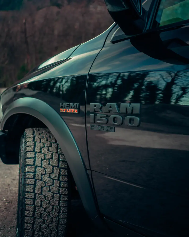 Lateral con el logotipo HEMI