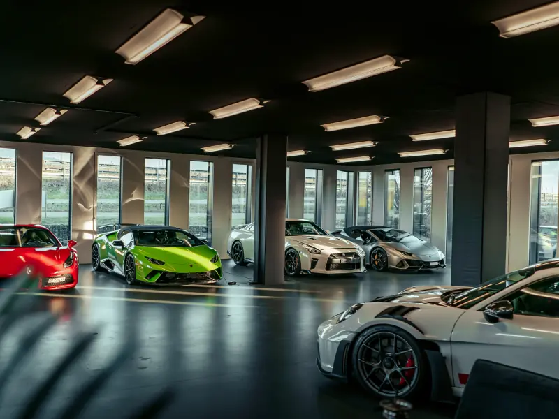 Showroom de Performance-Cars avec Ferrari, Lamborghini et Nissan GT-R