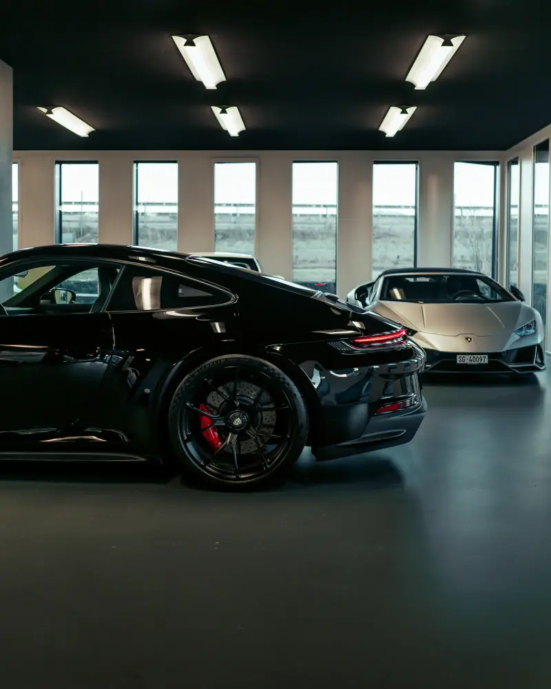 Porsche 911 e Lamborghini nello showroom