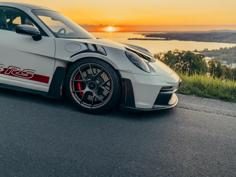 Porsche 911 GT3 RS al tramonto sopra il Lago di Costanza