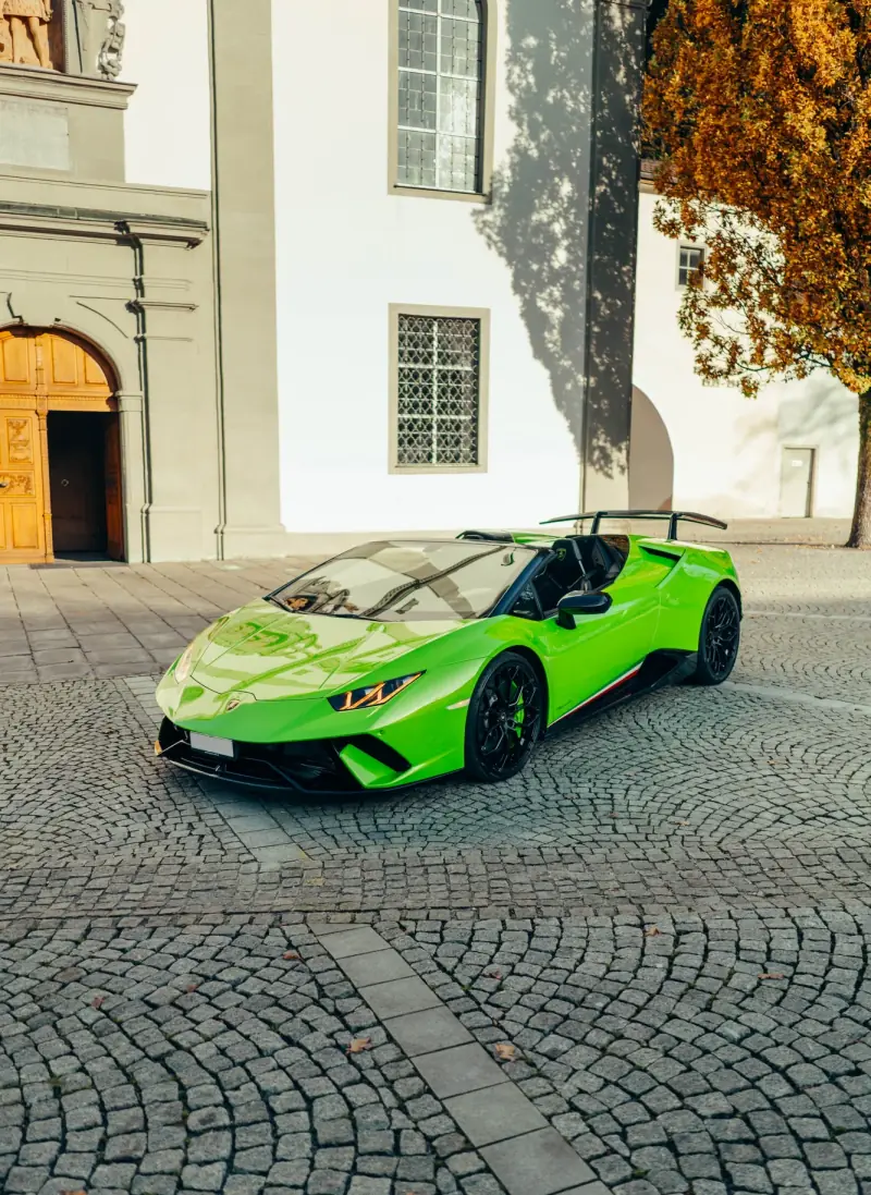 Lamborghini Huracán Performante Spyder en una plaza adoquinada frente a un monasterio