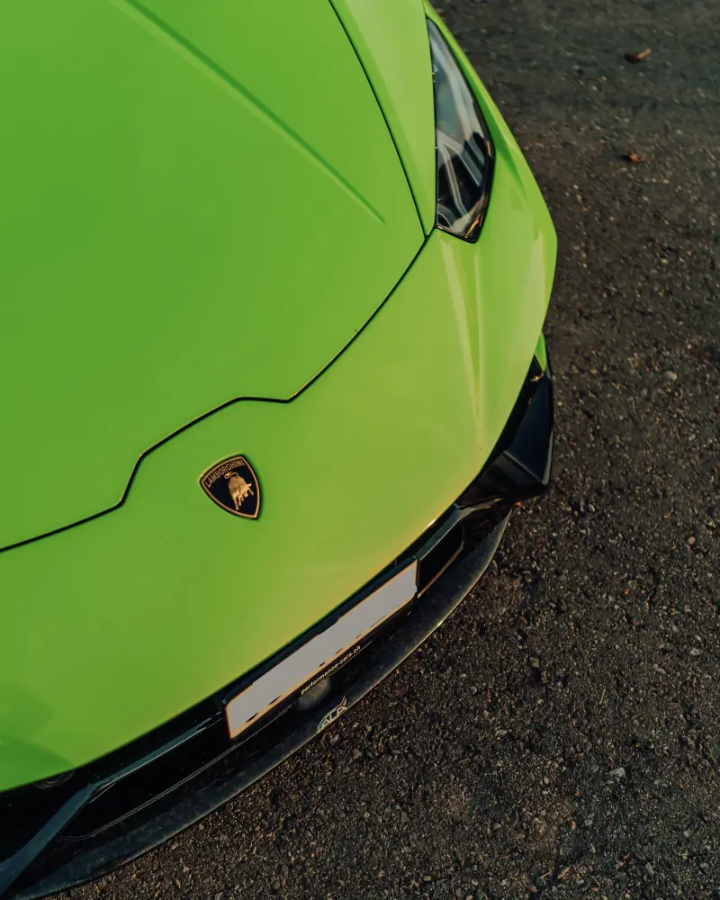 Lamborghini Huracán Spyder Performante: Front with emblem