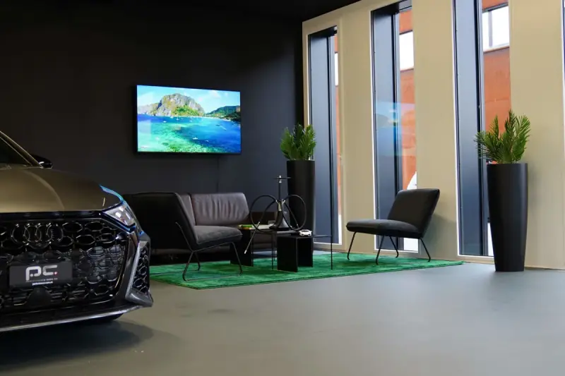 Lounge in the Black Office